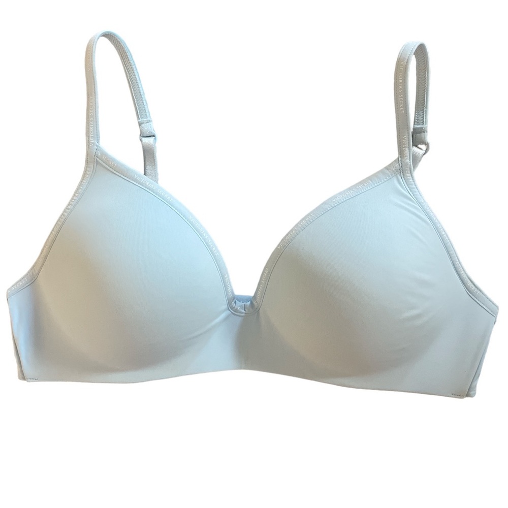 Victoria’s Secret lightly lined T-shirt bra in pale blue. Size 36B.